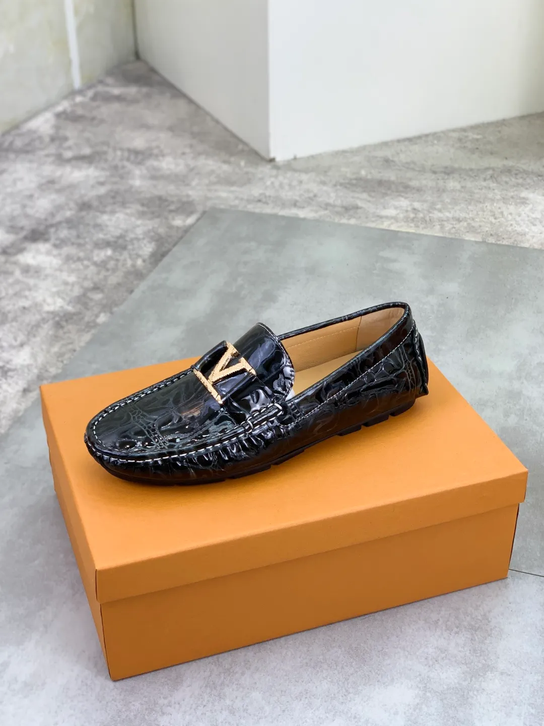 Men's men's shoes 💰P360💰【New style】🆘 🔥🆕【Louis Vuitton】LV Hong Kong high-quality beanie shoes. Loaf style for lazy people. This fabric is made of 🇮🇹 imported Italian first-layer cowhide➕full first-layer pigskin lining. The lining is more high-end. The original non-slip and wear-resistant rubber outsole is the only choice for driving. Size: 38-45. 4️⃣colors available.